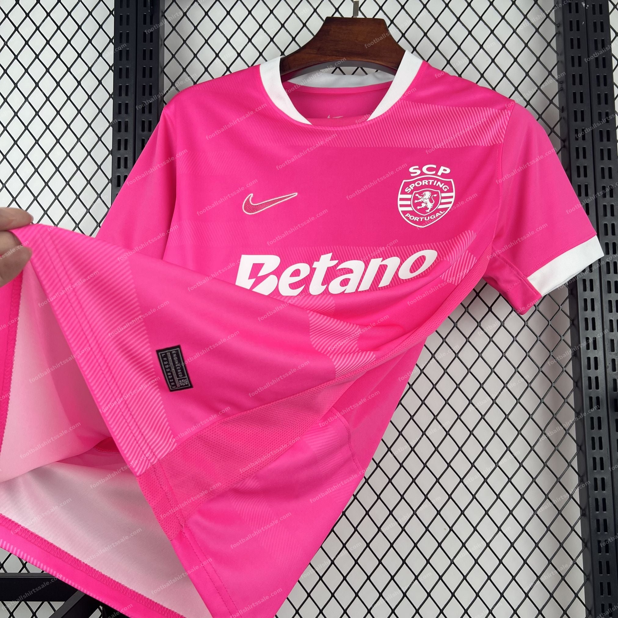 2026/2027 Sporting Lisbon Pink Edition Football Shirt - Detail 2