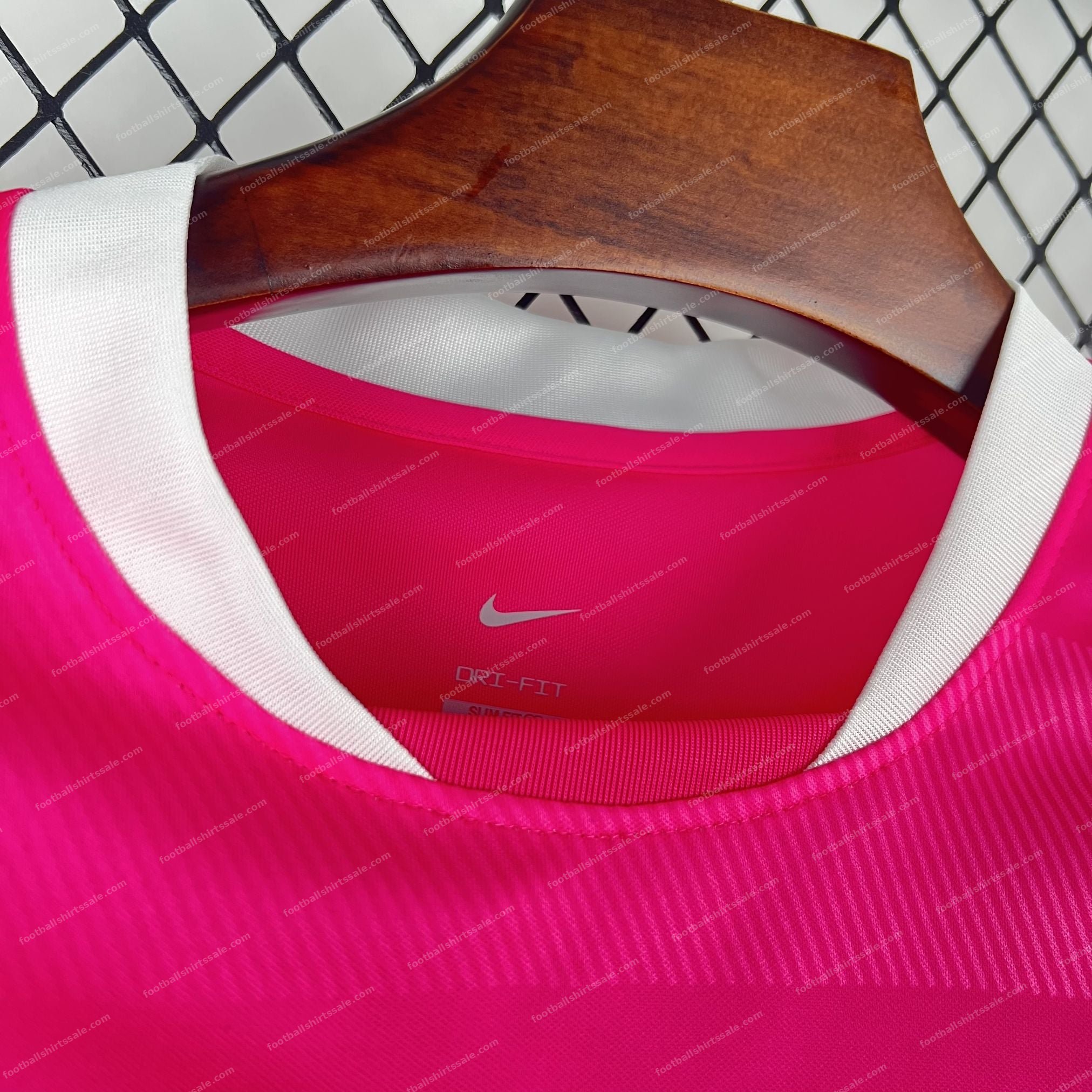 2026/2027 Sporting Lisbon Pink Edition Football Shirt - Detail 3